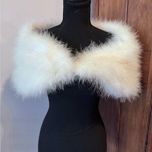 Elegant Vintage Cream Feather Stole